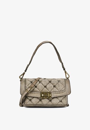 Beige gesteppte Handtasche mit goldfarbenen Nieten, vorderem Schnappverschluss und verstellbarem Schulterriemen auf weißem Hintergrund.
