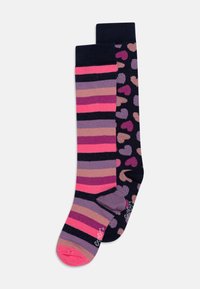 Calze alte a righe e a pois; un lato presenta righe rosa, viola e blu navy; l'altro ha una base blu navy con pois rosa e beige.