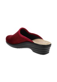 Zoccolo di tessuto rosso con punta arrotondata e retro aperto, dotato di suola in gomma nera e soletta in legno chiaro con texture visibile.