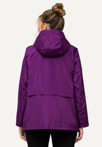 Lila vattentät jacka med huva, designad med en slät yta och en ryggventil för andningsförmåga, med långa ärmar och sidofickor.