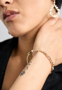 VINE LEAF BANGLE  - Armbånd - gold-coloured