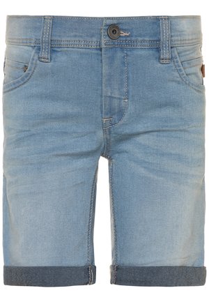 Hellblaue Jeansshorts mit umgeschlagenen Säumen, vorne mit Knopfverschluss, Fünf-Taschen-Design und dezenten Verwaschungen.