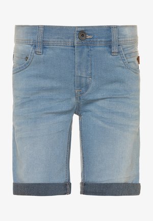 Lyseblå denimshorts med opsmøgede kanter, udstyret med forreste knaplukning, design med fem lommer og subtil falmen over det hele.