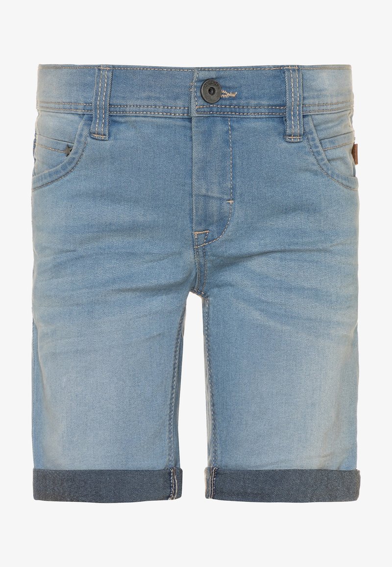 Shorts en jean bleu clair avec ourlet roulé, dotés d'une fermeture à bouton à l'avant, d'un design à cinq poches et d'un délavage subtil sur l'ensemble.
