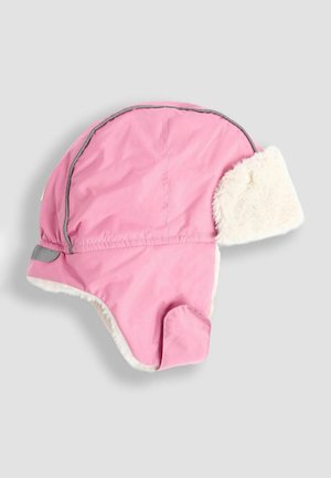 Rosa Wintermütze mit weichem weißen Kunstfellfutter und Ohrenklappen. Mit grauem Besatz und einem wasserdichten Außenmaterial.