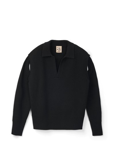 Czarny sweter długi z dekoltem w kształcie litery V, długimi rękawami i otworami bez rękawów na każdym ramieniu, położony na białym tle.