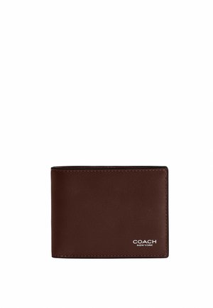 Cartera bifold de cuero marrón con costuras visibles y logo "COACH NEW YORK" en relieve en blanco en la esquina inferior derecha.