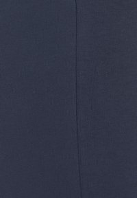 Dunkelblauem Stoff mit feinem Ripp-Haptik. Das Material ist dehnbar und sorgt für einen figurbetonten Schnitt mit einer glatten Oberfläche.