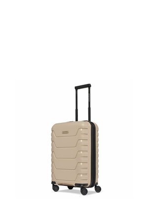 Maleta de mano rígida beige con cuatro ruedas giratorias y un asa telescópica negra extendida.