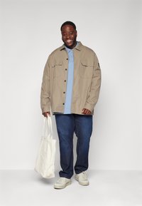 Calvin Klein Könnyű dzseki - brindle