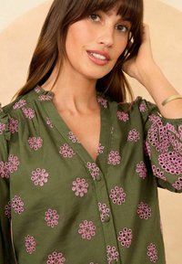 Love & Roses RUFFLE V NECK 3/4 SLEEVE - REGULAR FIT - Gombos blúz - khaki green broderie