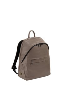 Zaino in pelle grigia con una superficie liscia, scomparti con doppia zip e manico superiore. Caratterizzato da spallacci neri imbottiti e un dettaglio con logo.