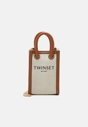 Petit sac rectangulaire en toile beige avec poignées et bords en cuir marron, logo noir "TWINSET MILANO" sur le devant et détail chaîne dorée.