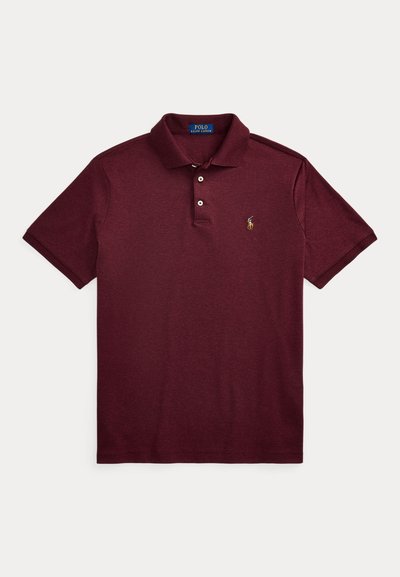 Bourgogne kortærmet polo med krave, to hvide knapper og et lille broderet logo på venstre bryst.