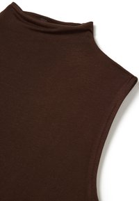 Haut sans manches marron avec un col montant, confectionné dans un tissu doux et texturé avec une finition lisse et des emmanchures arrondies.