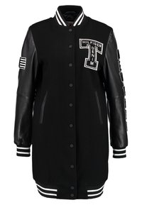 Czarna długa kurtka w stylu varsity z skórzanymi rękawami, zatrzaskami, paskowanym kołnierzem i mankietami oraz naszywkami "Hilfiger Denim" na piersi i ramionach.