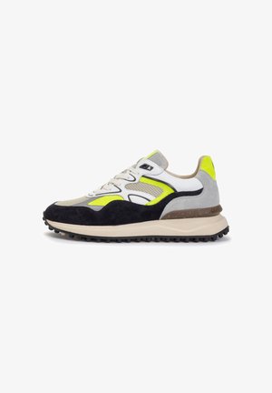 Sneaker aus grauem, schwarzem und weißem Wildleder und Mesh-Materialien, mit neon-gelben Akzenten, strukturiertem Gummisohle und Schnürverschluss.