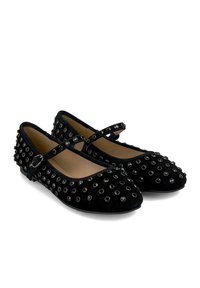 Bailarinas de ante negro con tira estilo Mary Jane, adornadas con ojetes metálicos en la parte superior y un diseño de puntera redondeada.