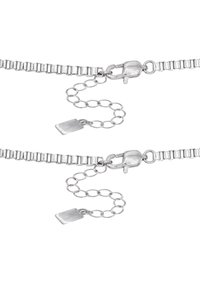 Bracciale in argento con maglie intrecciate, dotato di chiusura a moschettone e catena di estensione con un'etichetta rettangolare. Finitura metallica liscia e lucente.
