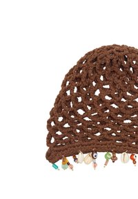 Brązowy szydełkowany kapelusz o otwartym wzorze. Zawiera kolorowe koraliki i muszelki przymocowane do rondka, dodające tekstury i wizualnego zainteresowania.