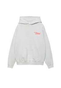 Svetlosivá mikina s kapucňou s predným vreckom a červeným textom "call your crew" na ľavej hornej časti hrudníka.