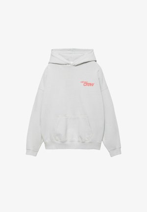 Svetlosivá mikina s kapucňou s predným vreckom a červeným textom "call your crew" na ľavej hornej časti hrudníka.