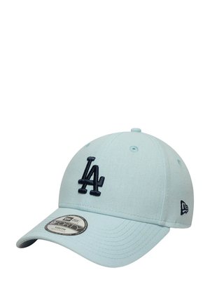 Helle blaue Baseballmütze aus Stoff mit einem gebogenen Schirm. Auf der Vorderseite befindet sich ein schwarzes, gesticktes "LA"-Logo sowie ein Etikett auf dem Schirm.
