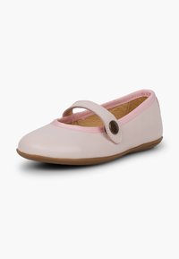 Bailarinas de cuero rosa claro con punta redonda, una correa en el empeine y una suela de goma beige. Interior forrado con tejido rosa claro.