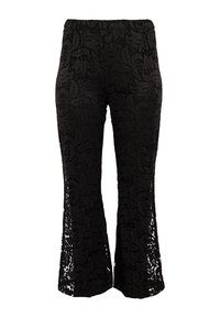 Zwarte kanten broek met bloemenpatroon, flared benen, elastische tailleband en doorschijnende panelen aan de zijkanten, die ingewikkelde details tonen.