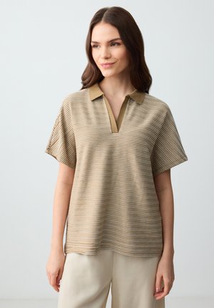Gestreept polo shirt in beige en kaki met een V-hals, korte mouwen en een losse pasvorm. Gestructureerde stof met horizontale strepen.
