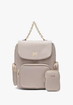 Sac à dos en nylon beige avec une poignée en chaîne dorée, fermeture à rabat, poche zippée à l'avant et une trousse assortie détachable avec logo.