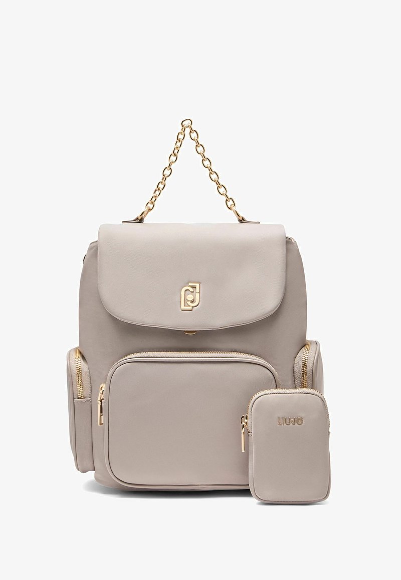 Sac à dos en nylon beige avec une poignée en chaîne dorée, fermeture à rabat, poche zippée à l'avant et une trousse assortie détachable avec logo.