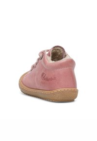 Zapato de cuero rosa con un interior suave, punta redonda y suela de goma marrón; cuenta con un diseño con cordones y un logotipo en relieve en el lateral.