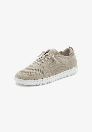 Beige gestrickter Sneaker mit weißer Gummisohle, Schnürvorderseite und strukturiertem Muster für den lässigen Gebrauch.