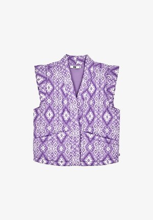 Chaleco acolchado morado sin mangas con patrones blancos de diamantes y geométricos, con bolsillos delanteros y detalles fruncidos en los hombros.