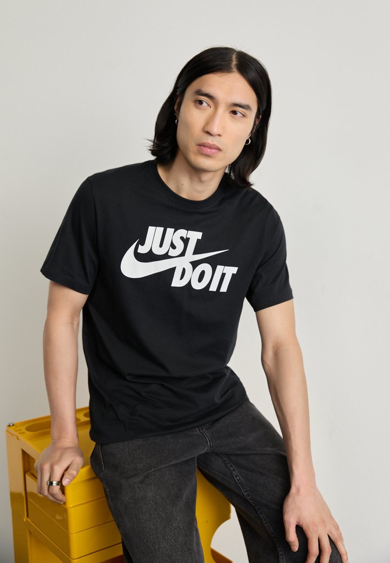 Nike Sportswear - TEE JUST DO IT - T-shirt imprimé - black/white, Agrandir