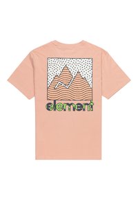 Světle růžové tričko s krátkým rukávem s grafikou hor a vlnitými liniemi, obklopené tečkovaným pozadím a slovem "element."