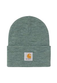 Gorro de punto verde con dobladillo y un parche blanco cuadrado con un logo amarillo y etiqueta de texto en el frente.