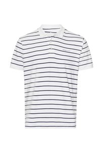 Biała koszulka polo w granatowe poziome paski, z trójprzyciskowym zapięciem, krótkimi rękawami i subtelnym logo po lewej stronie klatki piersiowej. Materiał bawełniany.