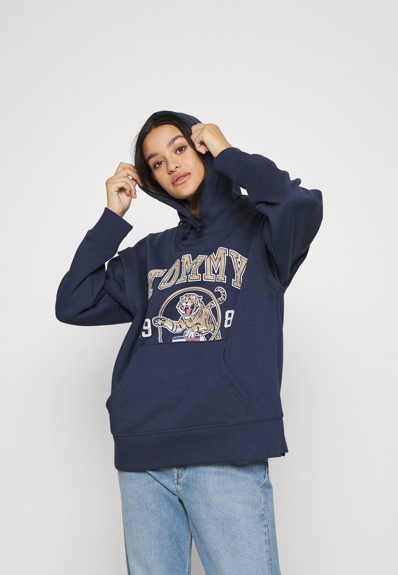 Tommy Jeans RELAXED COLLEGE TIGER HOODIE - Mikina s kapucí - twilight navy