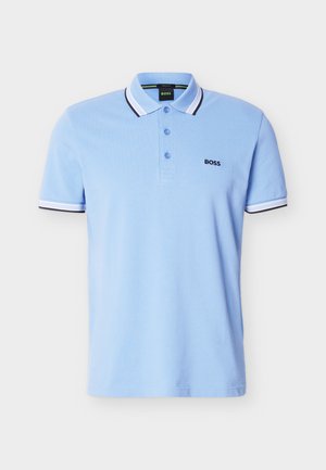 Lichtblauw poloshirt met korte mouwen, witte en zwarte gestreepte kraag en mouweinden, knoopsluiting en "BOSS"-logo op de borst.