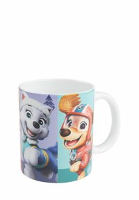 Mug in ceramica bianca con personaggi di cani animati; uno in abbigliamento invernale, l'altro con un outfit da aviatore, su sfondi colorati.