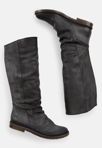 Bottes en cuir noir arrivant au genou avec un design décontracté, bout rond et un logo discret sur le côté. Semelle en caoutchouc avec une adhérence texturée.