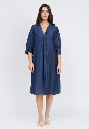 Vestido midi azul marino con escote en V, mangas tres cuartos y detalles fruncidos en el busto. Hecho de una tela ligera y suave.