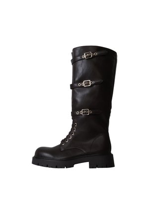 Botte haute en cuir noir avec trois boucles argentées sur la tige, fermeture à lacets à l'avant et semelle épaisse en caoutchouc.