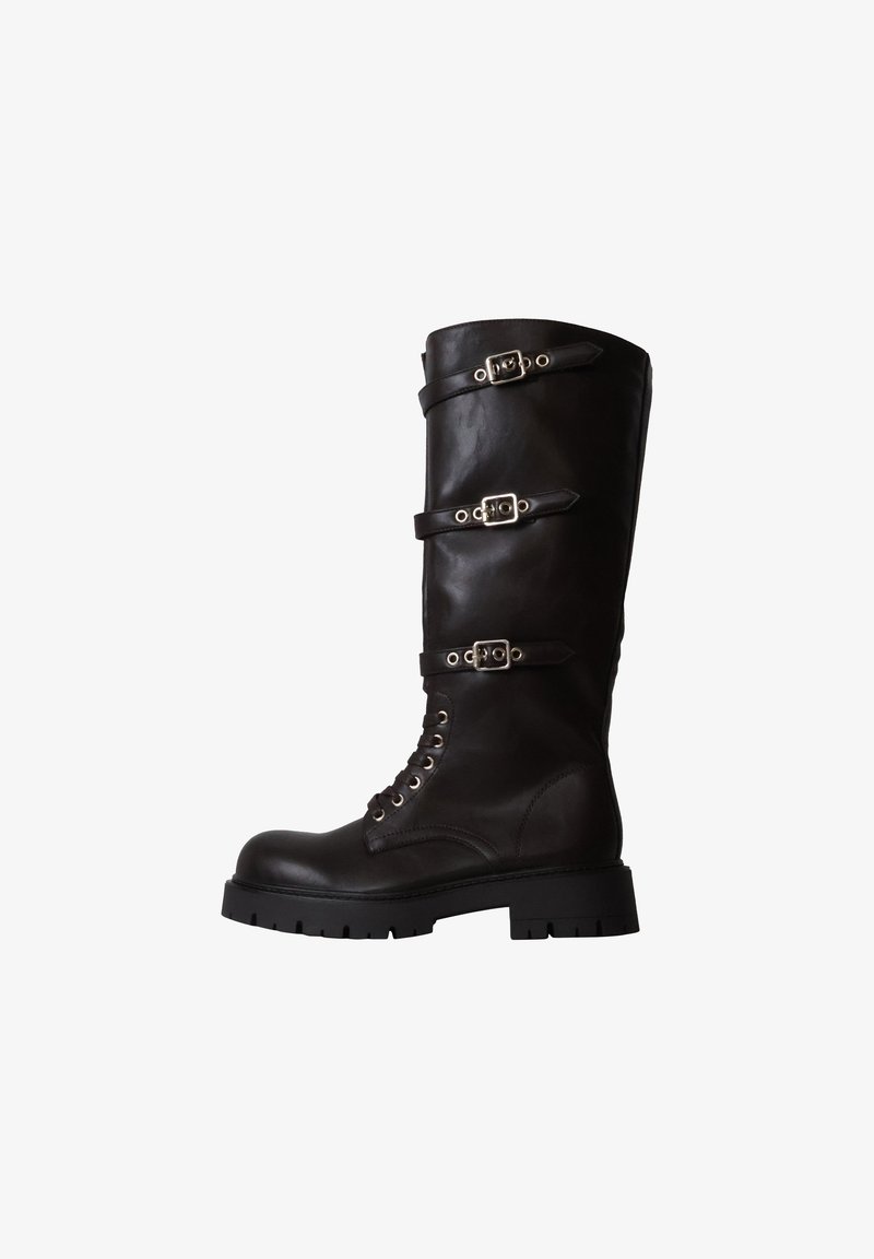 Botte haute en cuir noir avec trois boucles argentées sur la tige, fermeture à lacets à l'avant et semelle épaisse en caoutchouc.