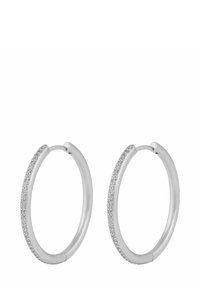 Silverhängsmycken med en rad små glittrande stenar längs en kant, visade mot en enkel vit bakgrund.