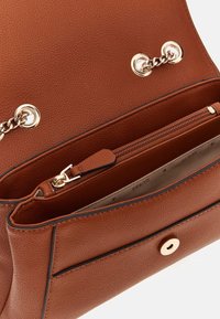 Borsa a tracolla in pelle marrone con texture, dotata di una tasca con zip, hardware in tonalità oro e catena decorativa con chiusura a scatto.