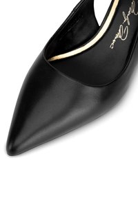 Mustast nahast kontsakingad terava varbaga, sile tekstuur ja kuldne aktsent sisepinna ääres. Sujuv disain tõstab esile moodsa välimuse.
