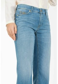 Světle modré džíny z denimu se střihovým designem rovného nohu, vybavené knoflíkem a zipem, předními kapsami a dekorativními stehy.